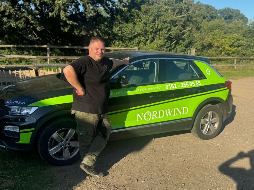 Fahrlehrer Joachim Pohl der Fahrschule Nordwind in Nordhastedt bei der Ausbildung